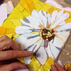 Sunflower Mosaic, Mosaic Art Diy, Mosaic Pots, Mosaic Garden Art, Floral Mosaic, Mosaic Madness, Mosaic Art Projects, Mosaic Stained, Mosaic Tile Art