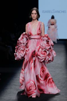 Banded waistline printed silk gown - HerTrove Isabel Sanchis, Exclusive Gowns, Ruffle Wedding Dress, Midi Dress Style, Dress With Ruffles, Classy Dress Outfits, Silk Gown, Sleeveless Floral Dress, Couture Gowns