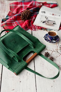 Bag With Wooden Handles, Green Leather Bag, Carpet Bag, Leather Pocket, Leather Projects, Leather Bags Handmade, Crochet Bags, Leather Diy