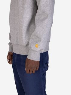 Experience the perfect blend of comfort and style with the Chase Sweatshirt from Carhartt WIP. Crafted from a premium polycotton blend, this sweatshirt features a brushed finish for an incredibly soft and cozy feel. Its relaxed fit and raglan sleeves ensure a comfortable and flattering silhouette, while the intricate knot stitch detail adds a touch of sophistication.
  58% Cotton, 42% Polyester
 Raglan sleeves
 Knotted stitch
 "C" logo embroidery
 Grey



Size & Fit:
Regular fit
 The model is 18