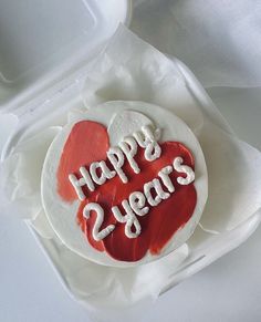 Minimalist Cake Design, Red Birthday Cake, Simple Anniversary Cakes, Cake Minimalist, Anniversary Dessert, Cakes Pretty, Anniversary Cake Designs, Minimalist Cake, Ugly Cakes