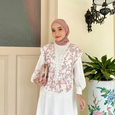 Vest di atas dapat dibeli melalui link Shopee di bawah 👇🏻 klik kunjungi dan pilih nomor 137 🥰 Rok Midi, Sandal Tali, Embroidery Tulle, Outerwear Vest, Satin Material, Website Builder, Max Mara, Muslim Fashion, Outfit Inspirations