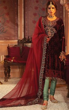 Velvet Dress Designs in Pakistan in Best fabric embroidered velvet dresses Pakistani Velvet Suits, Velvet Saree, Lace Saree, Velvet Dress Designs, Pakistani Party Wear, Chiffon Sleeves, Girls Unique, Velvet Dresses, Salwar Kamiz