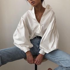 Chemise blanche manches bouffantes Casual White Shirt, Lantern Sleeved Blouses, Casual Shirt Women, Elegant Blouses, Moda Vintage, Elegant Shirt, Spring Shirts, Mode Inspo, Lantern Sleeve