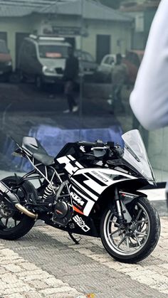 a black and white motorcycle parked in front of a building