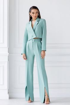 Fabric: Crepe Cotton 65%, Polyester 35% Cropped single breasted (2 button blazer) Notched lapel High rise pants Wide-leg pants Pants hem slit Jacket length: 46 cm/ 18,11 in Sleeve length: 60 cm/ 23,6 in Pants length: 114 cm/ 44,8 in Pants inseam length: 87 cm/ 34,2 in Colors: Black, Olive, Blue, Tiffany-Blue Crop Top Suit, Kitenge Designs, Estilo Kardashian, Semi Formal Outfits, Best Wedding Guest Dresses, Modest Dresses Casual, Jacket Suit, Formal Pants, Woman Suit Fashion