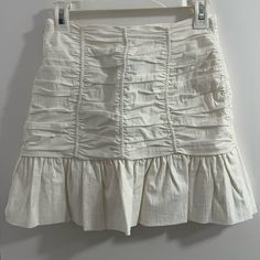 Nwt Cute Flattering Mini Skirt Xs White Ruched Bottoms For Spring, Ruched Tiered Mini Skirt For Spring, Chic White Ruched Bottoms, Spring Tiered Ruched Mini Skirt, White Ruched Mini Skirt For Summer, Ruched Skort For Summer, Chic White Ruched Mini Skirt, Chic White Ruched Skirt, Fitted Ruffled Skirt For Vacation