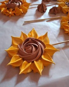 there are many chocolate flowers on the table