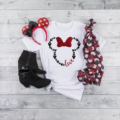 Minnie Mouse head in black glitter with a red glitter bow and red glitter for the word lovePerfect for Valentine's Day of for any day to show your Disney love!Unisex and youth tees are Bella brandAny questions, just ask! Disney Amor, Family Shirts Disney, Disney Tank, Minnie Mouse Shirt, Disney Family Shirts, Disney Christmas Shirts, Cute Disney Outfits, Disney Tanks, Disney Vacation Shirts