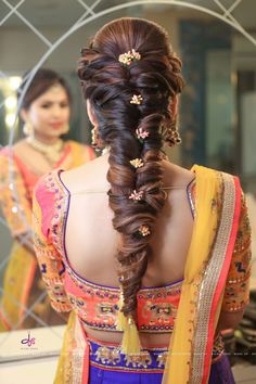 Wedding Hairstyles Updo Messy, Ponytails Hairstyles, Updo Messy, Hairstyles For Indian Wedding, Mehndi Dress, Bridal Hairdo, Curled Hair, Hairdo Wedding, Indian Wedding Hairstyles