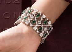 Beautiful Jewelry Diamonds, Diamond Bangles, Diamond Bracelet Design, Elegant Jewellery, Beautiful Gold Necklaces, Jewelry Diamonds, Jewellery Sketches, Indian Jewellery Design, Diamond Bangles Bracelet