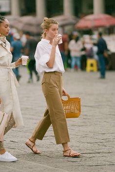 Camel Pants, Walking Down The Street, Mode Inspo, Weekend Outfit, Inspired Outfits, 가을 패션, Mode Inspiration, Street Styles