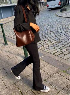 Black Handbag Outfit, Bag Outfit Aesthetic, Brown Bag Outfit, Style Black Sweater, Backless Outfit, Summer Aesthetics, Quoi Porter, Satin Corset, Streetwear Aesthetic