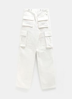 Pantalón cargo de Givenchy en denim con efecto roto y reparado. Con cierre de barra de metal, dos bolsillos laterales, dos bolsillos con solapa en las piernas y dos bolsillos con solapa traseros. Detalle de remaches metálicos 4G. Corte ancho y oversize. Hecho en Italia. Talla normal, elige tu talla habitual. Tallaje francés. Oversized Cargo Pants, Italy Fits, Hand Makeup, Sneaker Jewelry, Vestidos Vintage, Metal Bar, Flat Boots, Cool Socks, Small Leather Goods