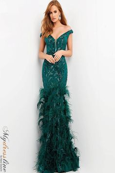 Looking for a show-stopping dress for your next night out? Look no further than the Jovani 05660. This figure-hugging dress features embellished feather detailing on the bodice and skirt, adding a touch of glamour to your look. Whether you're hitting the town with friends or going on a date, this dress is sure to turn heads. Lace Tea Length Dress, Isabel Sanchis, Parade Dress, Feather Skirt, Short Dress Styles, Sequin Evening Dresses, Jovani Dresses, Green Sequins, Feather Design