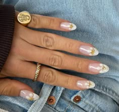 Aesthetic Yellow Nails, Nails Aesthetic Spring, Nail Designs Floral, Nails Inspo Spring, Aesthetic Spring Nails, Floral Nail Design, Nail Inspo Spring, Flower Nail Design, Nails Women