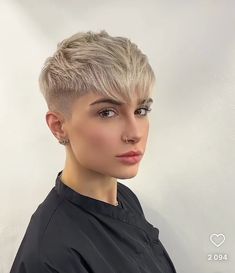 Pretty Short Haircuts, Blonde Hair Fade, Short Hair Mohawk, Short Haircuts Ideas, Short Punk Hair, Drop Fade Haircut, Aj Mclean, Short Curly Hairstyles For Women, Drop Fade