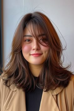 Dimensional layered medium hairstyle for a round face Round Face Haircuts Medium, French Haircut, Haircuts For Round Face Shape, Hair For Round Face Shape, Chubby Face Haircuts, Haircut For Face Shape, Short Hair Cuts For Round Faces, Hairstyle For Chubby Face, Hair Inspiration Long