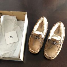 Brand New With Box Ugg Dakota Chestnut Suede Usa Size 5 A Flexible Rubber Sole Adds Indoor/Outdoor Versatility To A Cozy Slipper Ugg Dakota Slippers, Uggs Moccasins, Ugg Dakota, Shoes Ugg, Moccasins Mens, Suede Moccasins, Driving Moccasins, Outdoor Slippers, Moccasin Boots