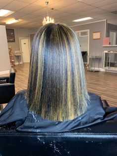 Natural Hair Highlights, Blonde Highlights On Dark Hair, Honey Brown Hair, Dark Hair With Highlights, Short Sassy Hair, Honey Blonde Hair