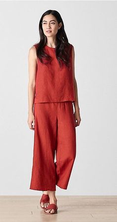 "This is a monochromatic look, which is an important trend right now. The color Serrano is intended to punctuate a pinky-light red color story, in a particular delivery for Spring 2018. It’s a refreshing and crisp look. This outfit in Serrano creates a 'searing' effect in the heat in the midst of summer". Red Summer Outfits, Minimalist Style Fashion, Summer Outfits Casual, Minimalist Moda, Linen Fashion, Casual Summer Outfits, Linen Clothes, Minimalist Style, Eileen Fisher