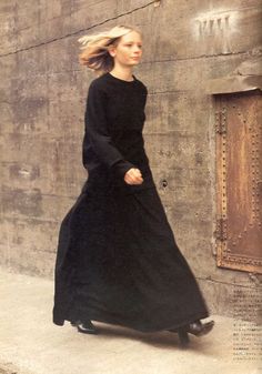 Sarah T. photographed by Rowland Kirishima for High Fashion Magazine 8 August 1998 High Fashion Magazine, Harry Clarke, Fashion Gone Rouge, Juergen Teller, New York Fall, Long Black Dress, 가을 패션, Bella Hadid, Long Black