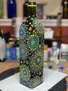 Olive Oil Bottle Ideas Diy, Acrylic Painting On Bottles, Dot Painting Bottles, Painted Olive Oil Bottles, Bottle Painting Ideas Acrylics, Empty Wine Bottle Crafts, Beer Bottle Decor, Painted Glass Bottles, Hand Painted Wine Bottles