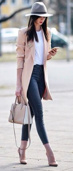 Classy and beautiful outfit, with below the hip blazer, tight skinny jeans and pumps, hat and bag #shopthelook #MyShopStyle #lookoftheday Mode Over 50, Summer Business Attire, Áo Blu, Fall Fashion Coats, Business Attire Women, Summer Work Outfits, Inspired Outfits, 가을 패션