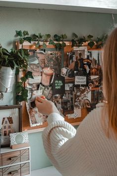 Cork Board Organization Ideas, Corkboard Collage, Office Ideas Business, Wall Collage Office, Office Cork Board Ideas, Cork Board Photo Display, Cork Board Decorating Ideas, Cork Board Vision Board, Pin Board Aesthetic