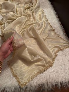 Off White Tissue Silk Saree, Latest Dupatta Designs, Farewell Saree, Shimmer Saree, Wedding Fits, Knot Embroidery, Sarees Banarasi, Hand Beaded Lace, Golden Saree