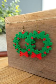 Perler Christmas Earrings, Peler Beads Christmas, Easy Christmas Perler Bead Pattern, Christmas Perler Bead Earrings, Perler Bead Earrings Patterns, Perler Bead Christmas Ornaments, Perler Bead Ornaments, Perler Christmas