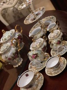 there are many tea cups and saucers on the table