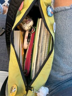 Baggu Bags, Inside My Bag, Handbag Essentials, What In My Bag, Essential Bag, Fashion 2017, Photo Dump, Make Me Smile, Cool Girl