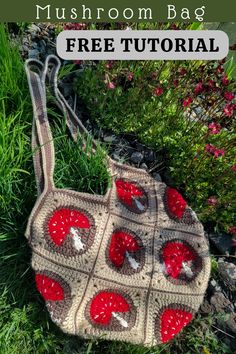 a crocheted purse sitting on the grass with text overlay that reads, mushroom bag free pattern