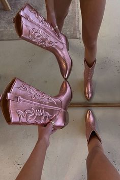 Pink cowboy boots. Cowboy boots outfit. Summer outfit. Pink outfit. Outfit Vaquero, Festival Boots, Western Festival, Dr Shoes, Looks Country, Western Style Boots, Chique Outfits, Amazing Lace, Cowboy Style