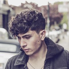 Short & curly. Men's hair: @4hairpleasure  Men's fashion: @4hislifestyle  #4hairpleasure Mens Hairstyles Round Face, Hairstyles For Guys, Hot Hairstyles, Mens Hairstyles Fade, Hot Haircuts, Mens Hairstyles Medium, Hair Styles 2017