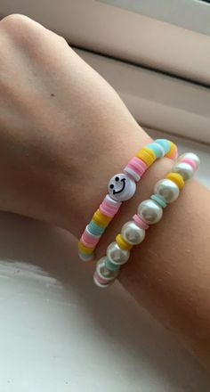 Clay Bead Bracelet Ideas For 3 Friends, Clay Bead Bracelet Ideas For The Beach, Preppy Pearl Bracelet, Clay Beads Ideas Summer, Cute Clay Bracelets, Clay Bead Bracelets Preppy, Clay Bead Jewelry Ideas, Cute Clay Bead Bracelet Ideas