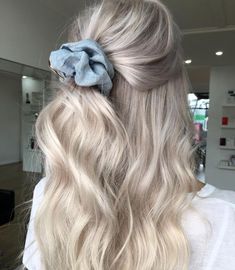 Champagne Blond, Champagne Blonde Hair, Blue Scrunchie, Ash Blonde Balayage, Balayage Blonde, Icy Blonde, Dark Blonde Hair, Ombré Hair, Hair Iron