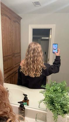 #wavyhaircuts #wavyhairstyleforlonghairs #hairtypes #wavyhairtypes #blondhair #wavyblondehair #ilovemyhair #dirtyblondehair #hairgoals #haircut #hair #haircare #haircolor #dirtyblondewithhighlights Very Curly Blonde Hair, Blonde Wavy Hair Styles, Blonde 2b Hair, Blonde Curly Hair Outfits, 2c Blonde Hair, Blonde 2c Hair, Natural Wavy Hair Blonde, Wavy 2b Hair