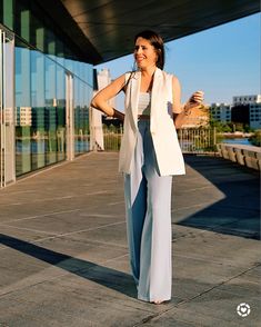 Pastels White Sleeveless Blazer Outfit, Blazer Vest Outfits For Women, White Vest Outfits For Women, Long Vest Outfits For Women, Sleeveless Vest Outfit, Long Vest Outfit, White Vest Outfit