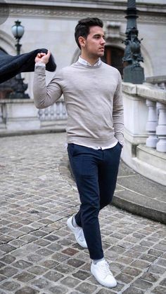 Discover stylish casual outfits for the office. Upgrade your work wardrobe with comfortable yet professional looks that blend fashion and functionality! Office Old Money, Sweater Outfits Men, Old Money Fashion, Sneakers Outfit Men, Mens Business Casual Outfits, Money Fashion, White Sneakers Men, Stylish Man