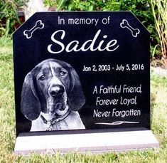 a memorial stone with a dog's face on it and the words in memory of sadie