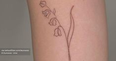 a small flower tattoo on the right thigh