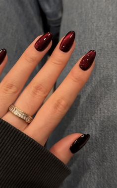 Christmas Color Nail Ideas, Wine Nails Short, Red Dark Nails, Red Wine Nails Design, Winter 2024 Nails, Dark Red Nail Designs, Dark Red Christmas Nails, Ora Nails, Red Cat Eye Nails