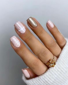 Unghie gennaio 2023 Gel Nail Colors For Winter 2023, Christmas Nails 2022, December Nails, Red Christmas Nails, Nails Gold, Christmas Nails Easy, Nails 2022, Beige Nails