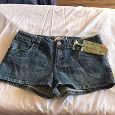 American Rag Savannah Jean Shorts.. Nwt Please Ask Any Questions. Low Rise Jean Shorts, Low Rise Jean, Grunge Girl, Fit Ideas, American Rag, Zara Jeans, Vintage Shorts, Savannah, Savannah Chat