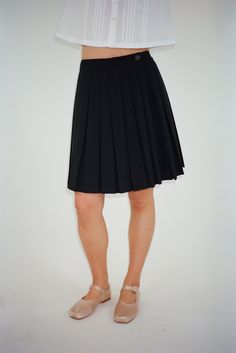 Black Pleated Short Tennis Skirt, Black Short Length Pleated Skirt, Black Short Pleated Lined Skirt, Black Lined Short Tennis Skirt, Classic Black Pleated Skirt Bottoms, Classic Black Flared Pleated Skirt, Classic Black Fitted Pleated Skirt, Chic Black Short Tennis Skirt, Classic Fitted Black Skort