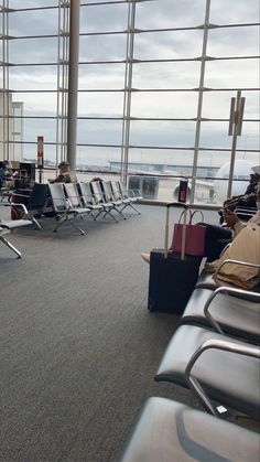 there are many chairs in the airport waiting for their luggage