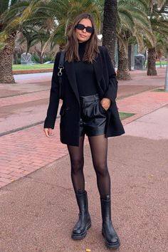 Winter Shorts Outfits, Leather Shorts Outfit, Elegantes Outfit Damen, Short Leather Skirts, Short Skirts Outfits, Edgy Aesthetic, Paris Outfits, Mode Casual, Looks Black