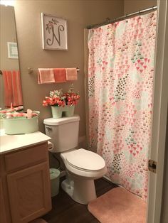 the bathroom is decorated in pink and brown